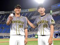 　プロ初勝利を挙げた伊藤和（左）は矢野監督にねぎらわれ笑顔