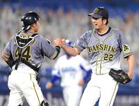 　梅野と喜び合う藤川