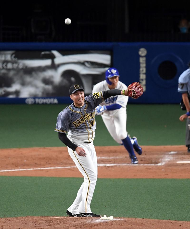 ４回、阪神・秋山は中日・高橋周平に適時打を許す＝ナゴヤドーム（撮影・山口登）