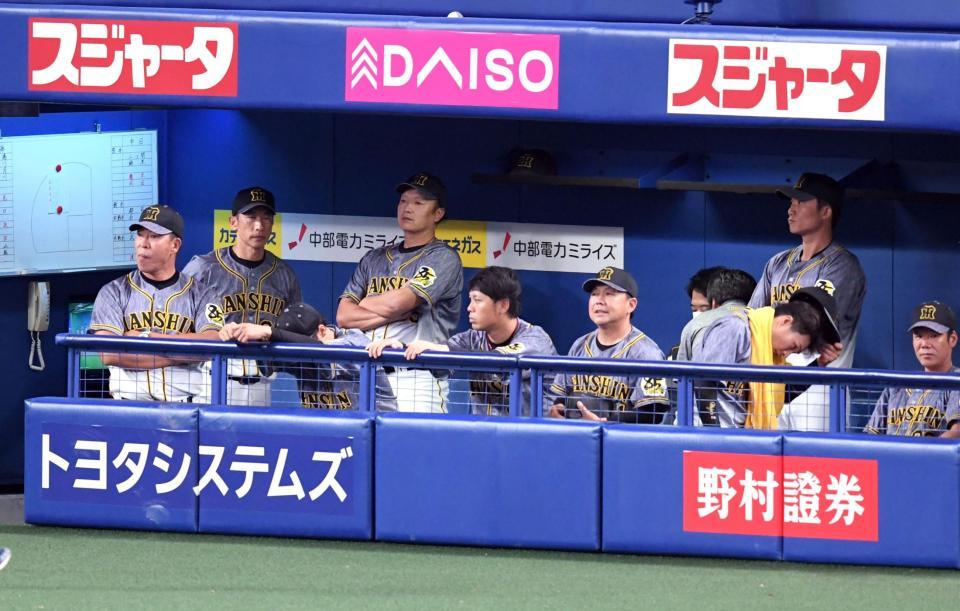中日に３連敗し、阪神・矢野監督（左から２人目）はベンチを後にする（撮影・山口登）