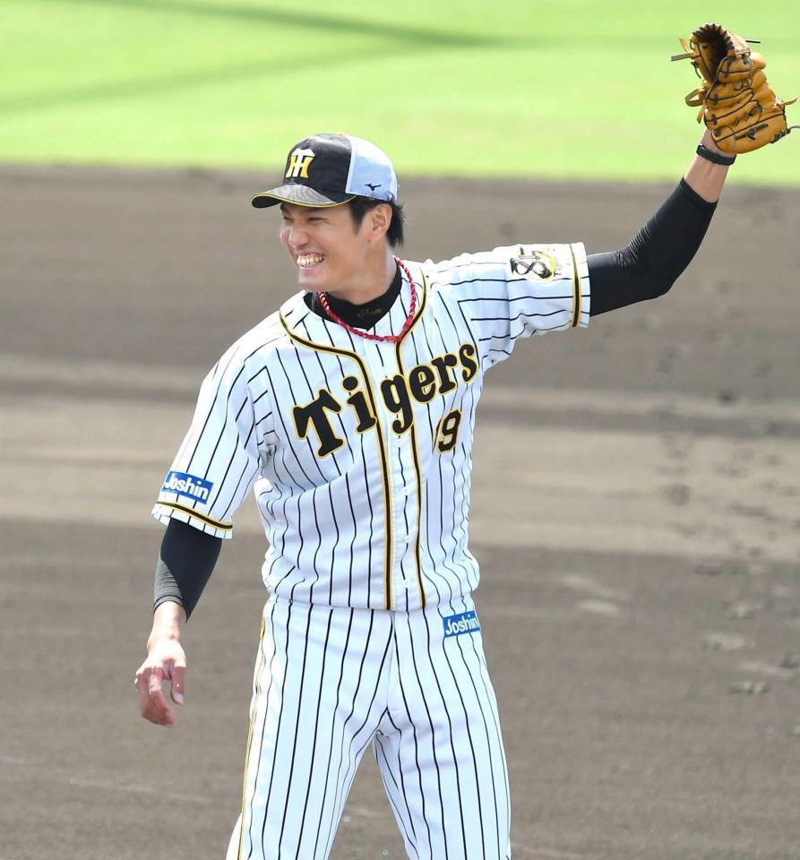 　投内連係練習で笑顔を見せる藤浪（代表撮影）