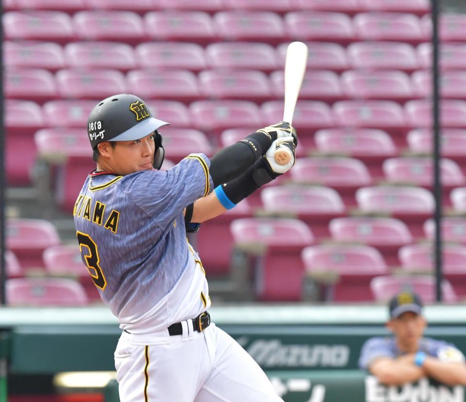 　９回、右越えへソロを放つ大山（撮影・立川洋一郎）