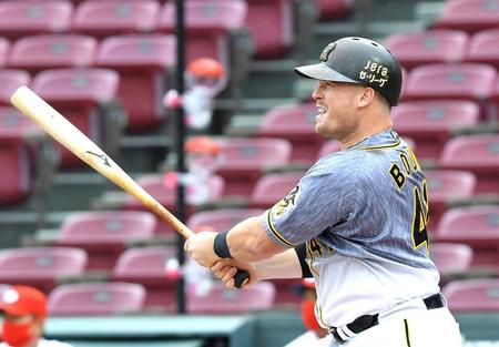 　１回、右前打を放つボーア