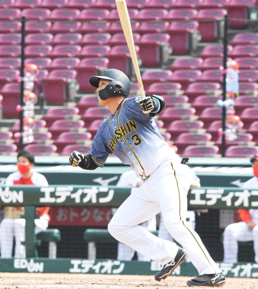 　５回、左越えに２ランを放つ大山