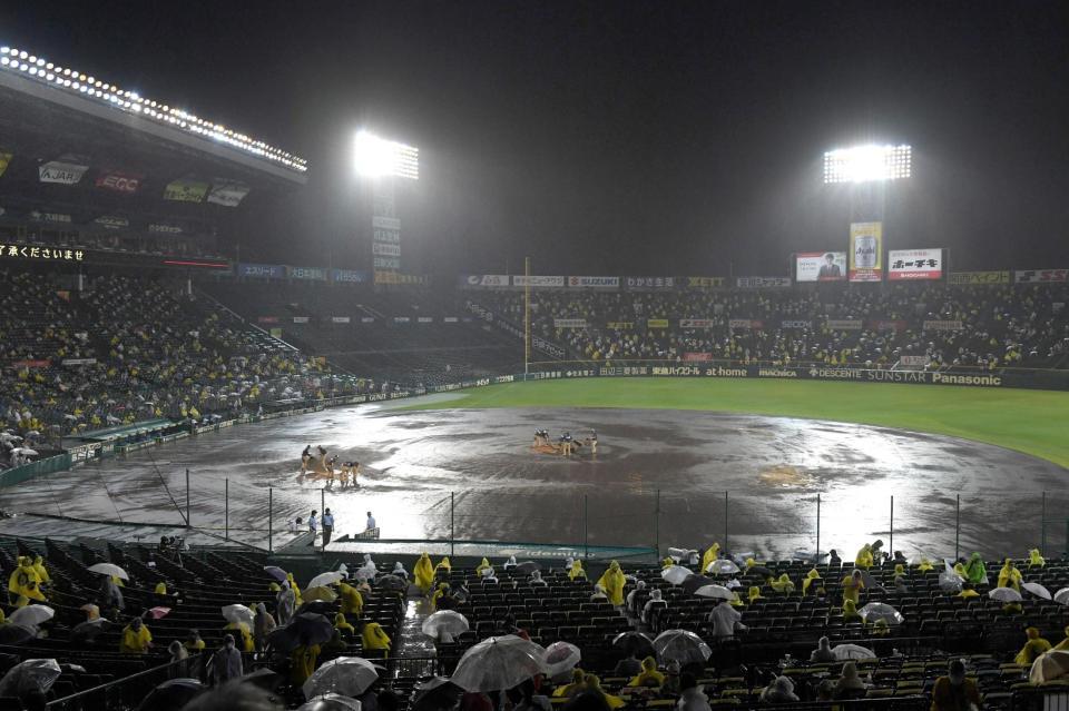 　５回、雨が強くなり中断する甲子園（撮影・山口登）