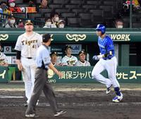 　９回、藤川がソトに勝ち越し２ランを許し、ベンチの矢野監督監督（中央）はさえない表情を見せる（撮影・山口登）