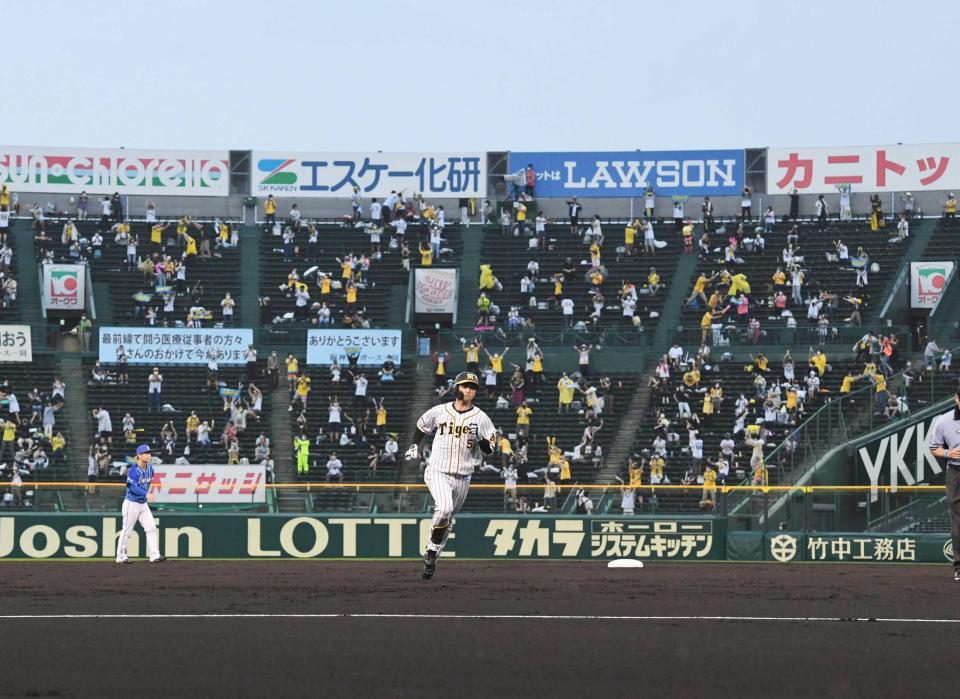 　１回、同点ソロを放ちダイヤモンドを回る近本（撮影・飯室逸平）