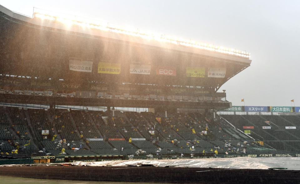 　試合前、激しく降る雨（撮影・田中太一）