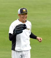 　練習中、笑顔を見せる阪神・岩貞祐太
