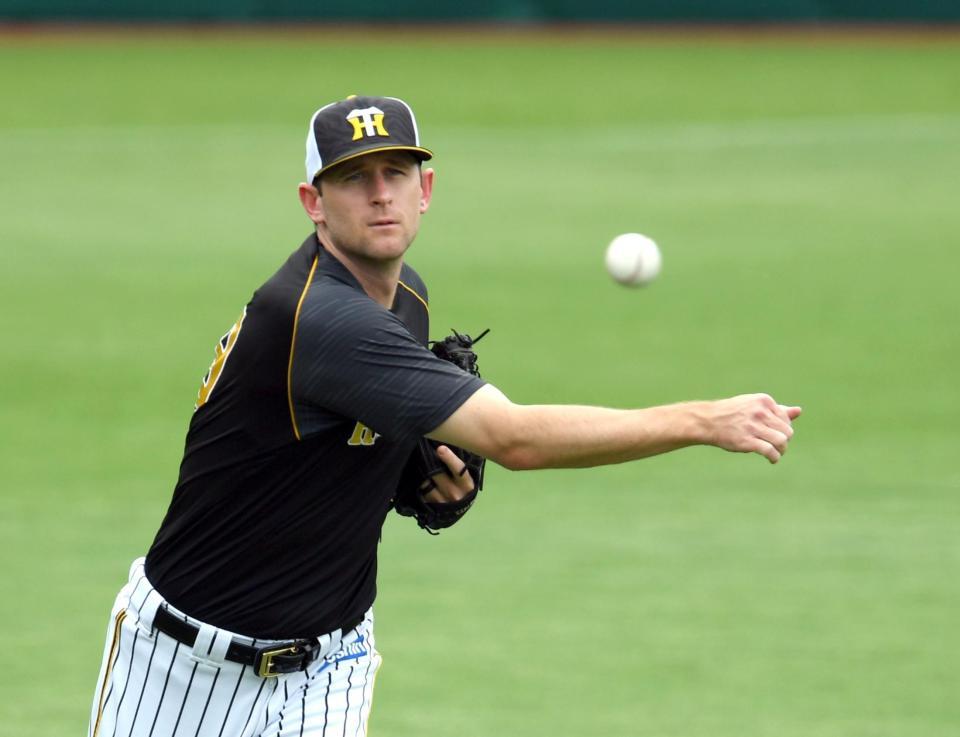　キャッチボールする阪神・ガンケル＝甲子園