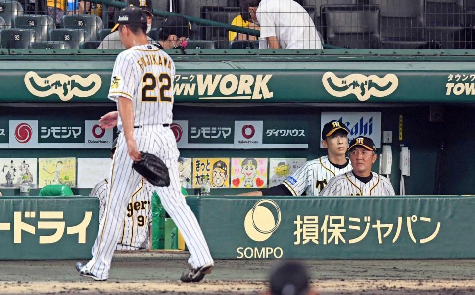 　９回、勝ち越しを許しベンチに下がる藤川（２２）を見つめる矢野監督＝１１日