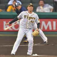 　１回、村上に先制打を許す秋山（撮影・神子素慎一）