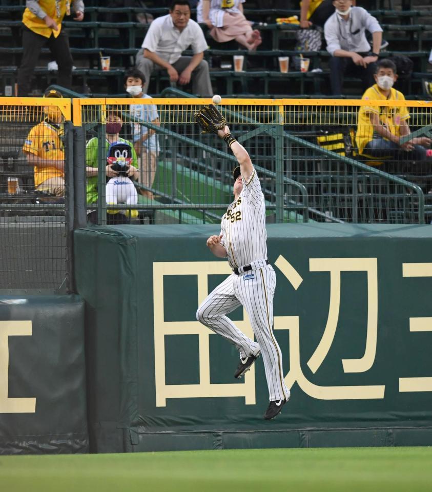 　４回、雄平の打球を好捕するサンズ（撮影・飯室逸平）