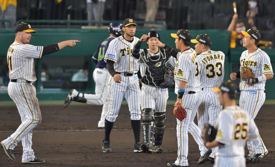 　勝利を喜ぶ阪神ナイン（撮影・神子素慎一）