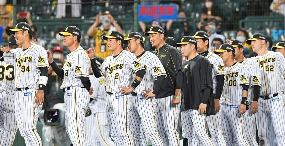 　笑顔で勝利を喜ぶ秋山（中央）、馬場（同右）ら阪神ナイン＝撮影・飯室逸平