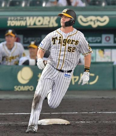 　７回、二塁打を放ち一塁を蹴るサンズ