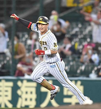 　６回、２ランを放ちガッツポーズを見せる木浪（撮影・飯室逸平）