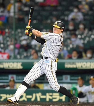 　５回、左前へ勝ち越し打を放つ糸井（撮影・飯室逸平）