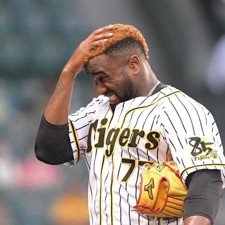 ２点を失った１回を投げ終え、悔しそうな表情でベンチに戻るガルシア（撮影・高部洋祐）