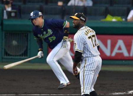 １回、村上に先制打を許すガルシア