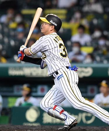 ６回、同点に追いつく犠飛を放つ糸原（撮影・飯室逸平）