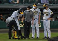 ５回阪神無死、阪神　オネルキ・ガルシアを心配そうに見る阪神・矢野燿大監督右端）＝甲子園（撮影・神子素慎一）