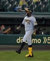 ５回、一塁を駆けぬけたガルシア（撮影・神子素慎一）