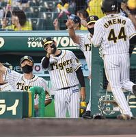 ６回、同点の生還をした梅野（４４）を迎える矢野監督＝撮影・飯室逸平