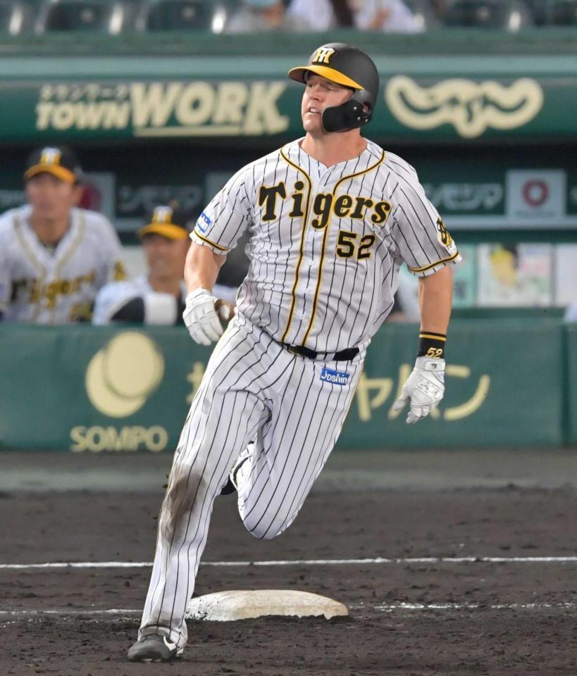 　７回、二塁打を放ち一塁を蹴るサンズ