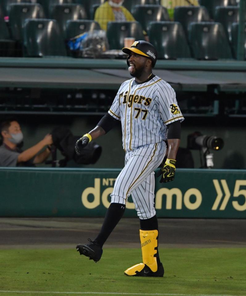 ５回、一塁を駆けぬけたガルシア（撮影・神子素慎一）