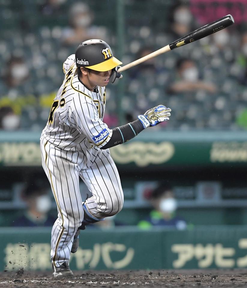 ６回、適時打を放つ阪神・梅野隆太郎＝甲子園（撮影・高部洋祐）