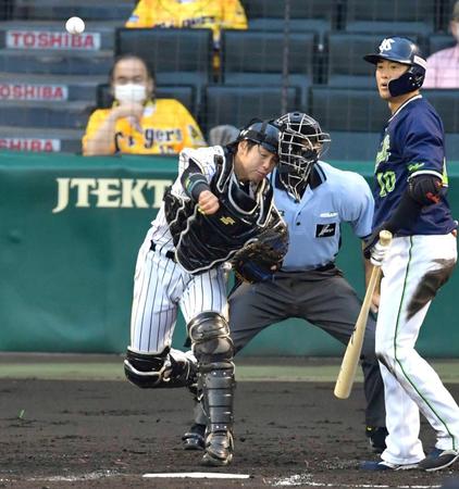　２回、坂口の二盗を阻止する梅野
