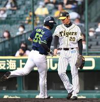 　２回、ヤクルトに先制を許す中田（撮影・飯室逸平）