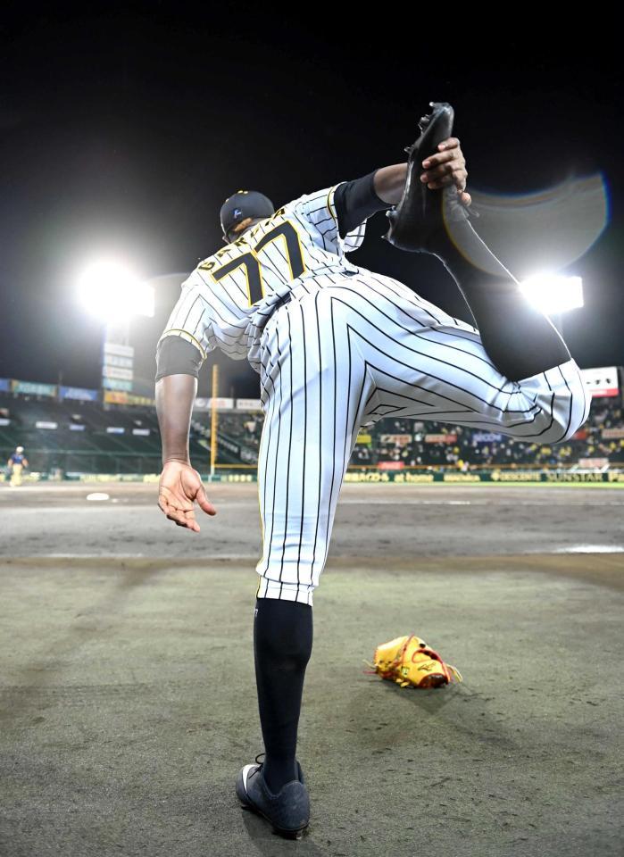 　試合中断中、ストレッチするガルシア