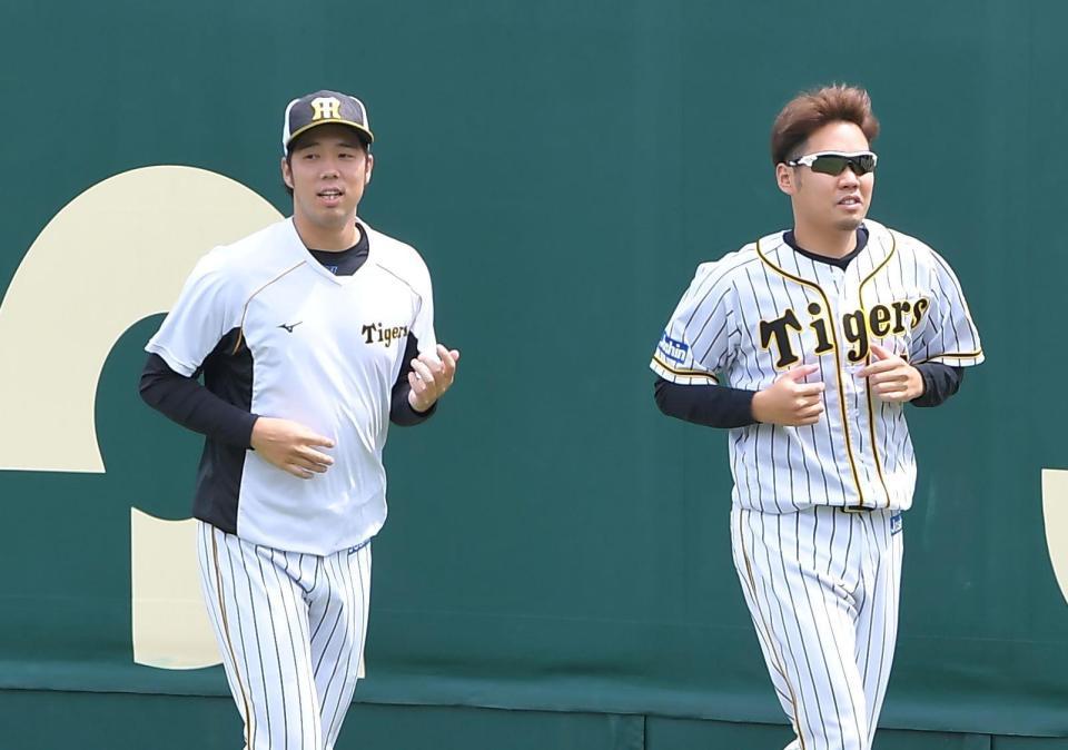 　西勇（右）と一緒に走り込む青柳（撮影・田中太一）