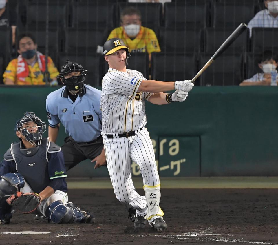 ８回、同点ソロを放つ阪神・サンズ＝甲子園（撮影・高部洋祐）