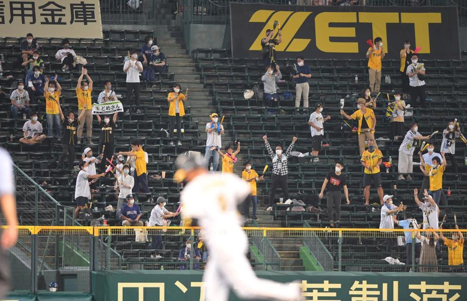 ８回、福留（手前）が勝ち越し２ランを放ち大喜びする左翼スタンドの阪神ファン＝甲子園（撮影・田中太一）