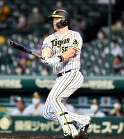 　８回、同点ソロを放つサンズ