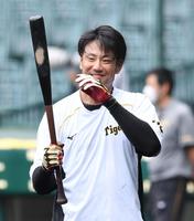 バットを手に笑顔の阪神・中谷将大＝甲子園（撮影・飯室逸平）