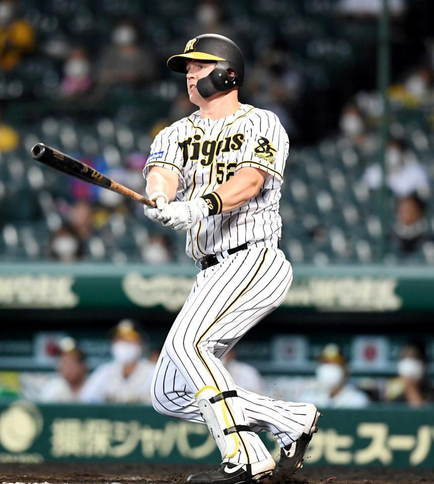 　８回、同点ソロを放つサンズ