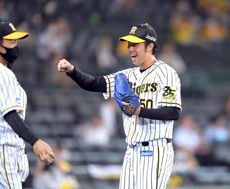 　７回、中日打線を無失点に抑えた青柳はベンチへ戻りながらガッツポーズ（撮影・田中太一）