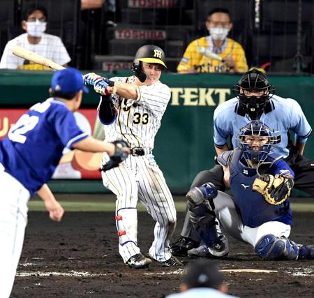 　左前に適時打を放つ糸原（撮影・山口登）