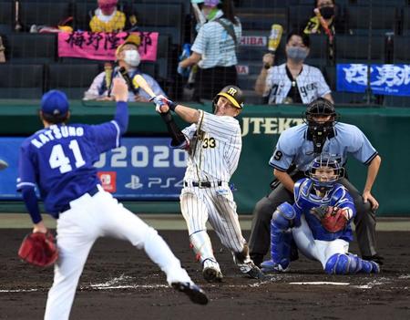 　３回、阪神・糸原健斗は右越えに適時二塁打を放つ