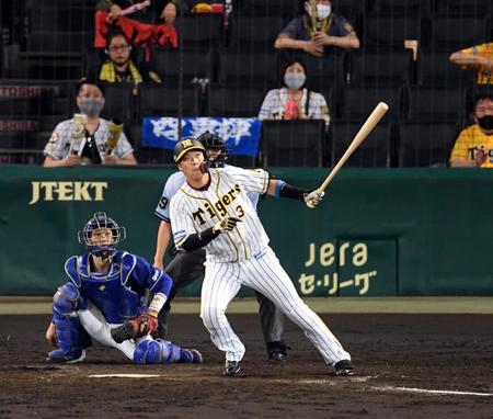 　５回、阪神・大山悠輔は右越えに２ランを放つ