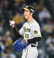 　６回、平田を併殺に斬り笑顔の青柳（撮影・飯室逸平）