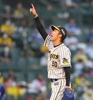 　２回、木下拓を捕邪飛打ち取り打球を指さす青柳（撮影・田中太一）