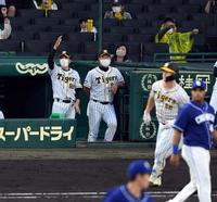 　３回、サンズが適時二塁打を放ちベンチの矢野監督（左）は手を挙げ喜ぶ（撮影・山口登）