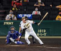 　５回、阪神・大山悠輔は右越えに２ランを放つ