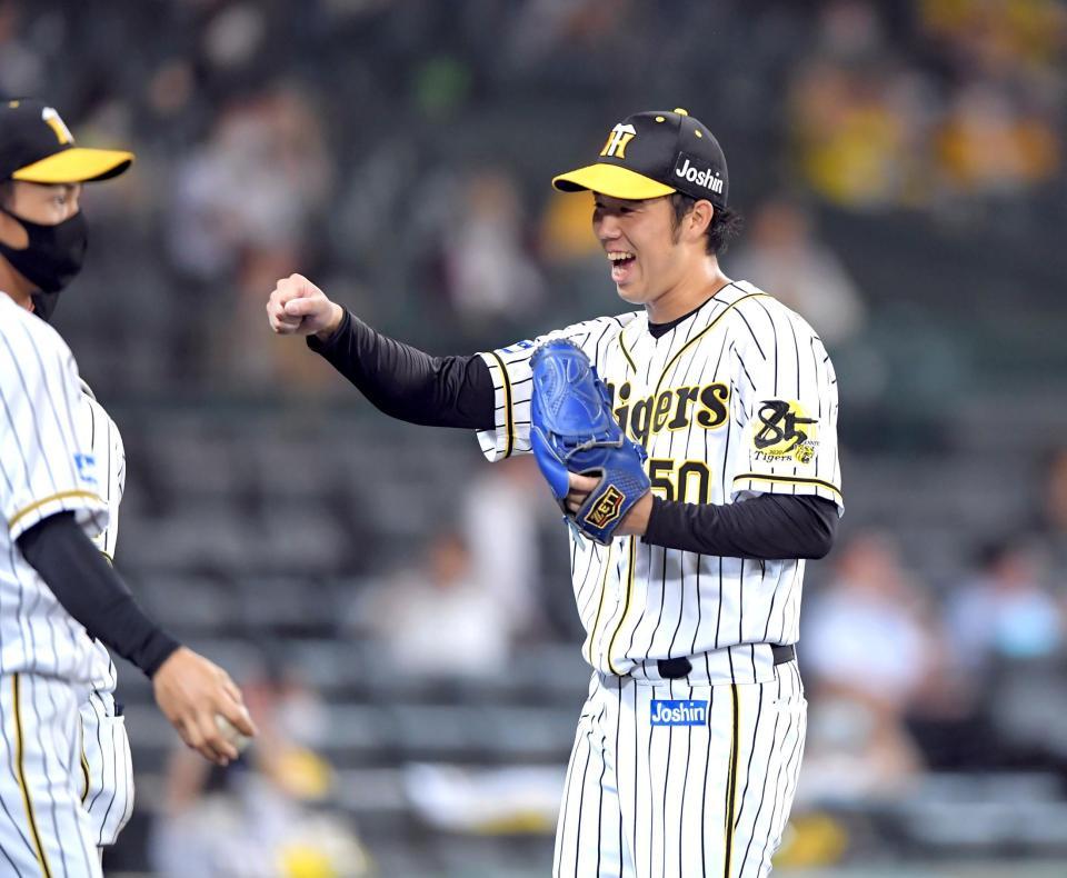 　７回、中日打線を無失点に抑えた青柳はベンチへ戻りながらガッツポーズ（撮影・田中太一）