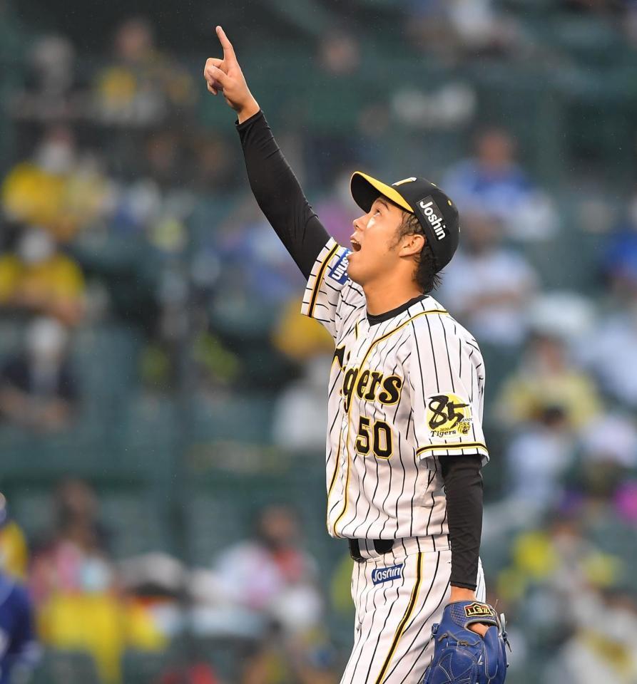 　２回、木下拓を捕邪飛打ち取り打球を指さす青柳（撮影・田中太一）